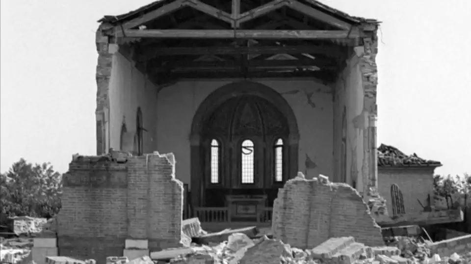 La chiesa della Beata Vergine di Lourdes a Mestre sventrata dopo il bombardamento del 20 aprile 1944