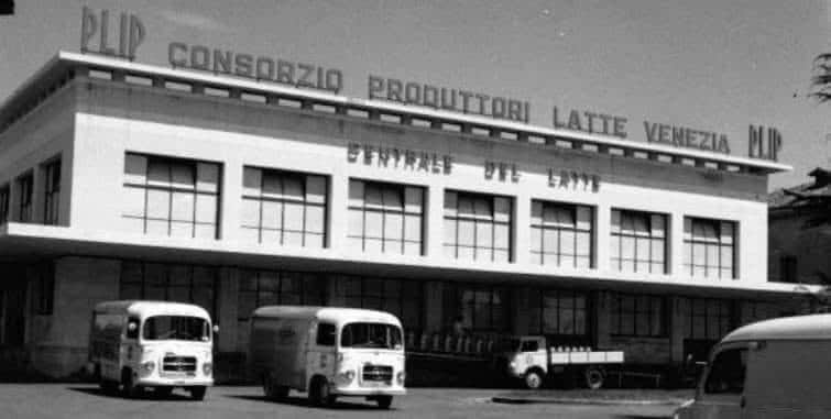 La Centrale del latte del Consorzio Produttori Latte Venezia, con la scritta PLIP sulla facciata e i furgoni del latte davanti