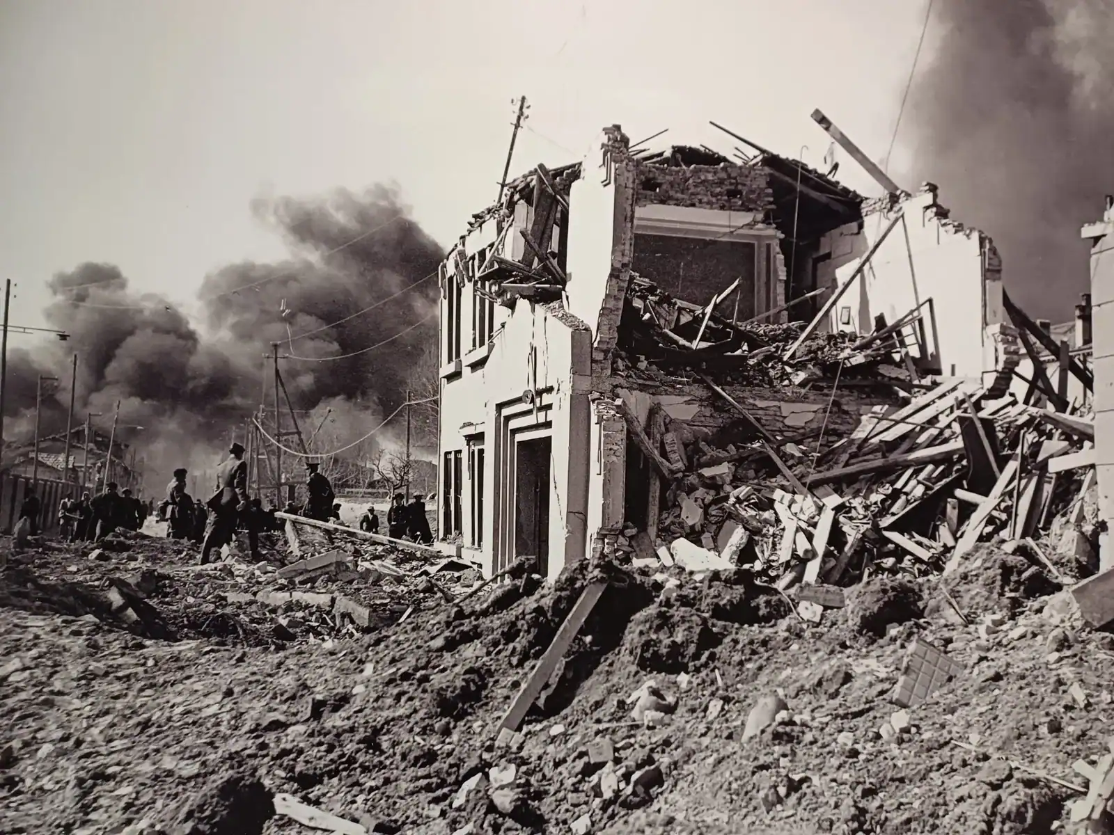 Case sventrate e incendi in via Piave a Mestre dopo il bombardamento del 1944