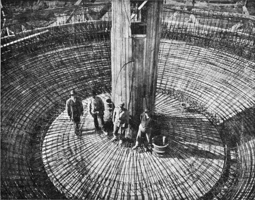 L'armatura in ferro del serbatoio circolare con gli operai