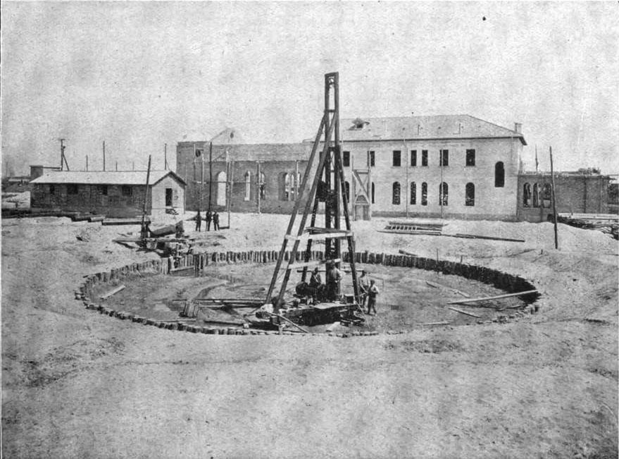 Lo scavo circolare delle fondazioni del castello piezometrico con un battipalo