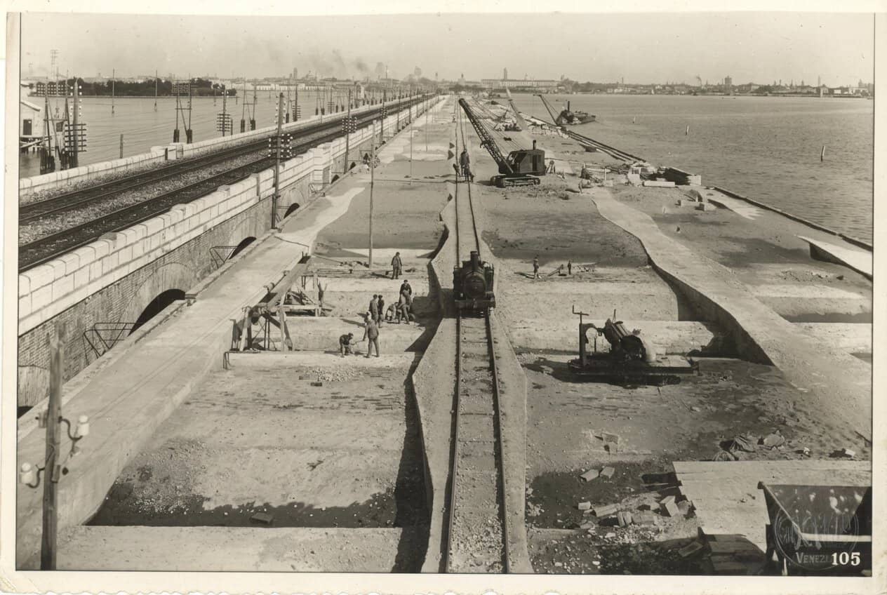 Il cantiere del Ponte Littorio durante la costruzione