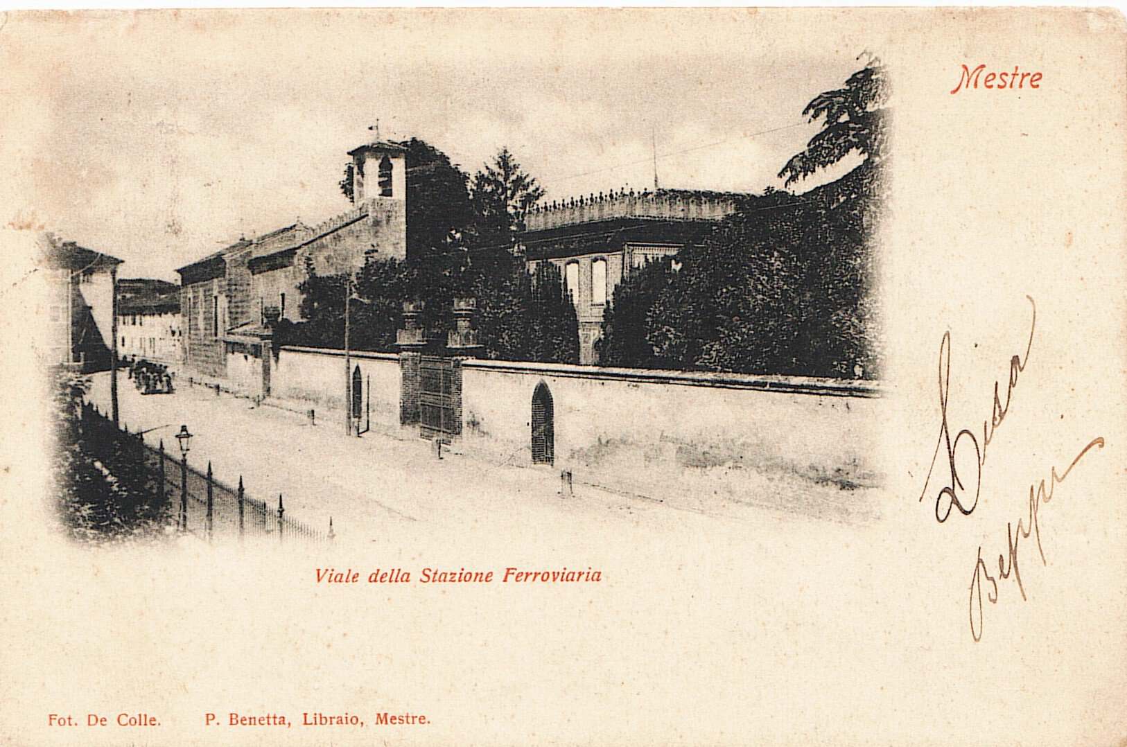 Il viale della stazione ferroviaria con l'antica chiesa dei Cappuccini, in una cartolina d'epoca