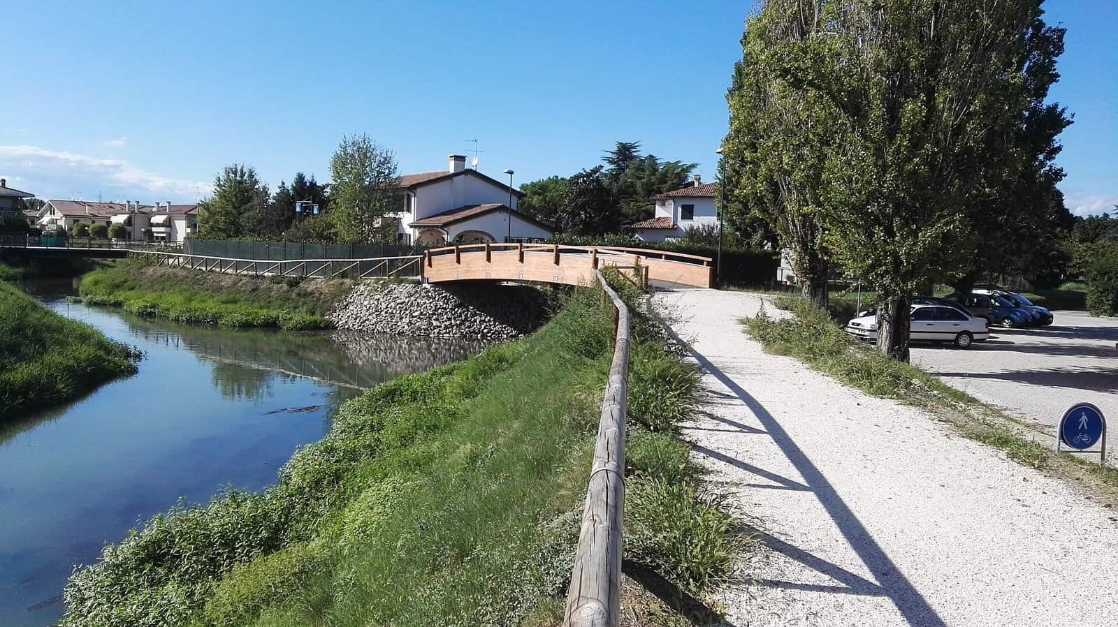 Il punto in cui il rio Sant'Ambrogio entra nel Dese a Scorzè, con una passerella