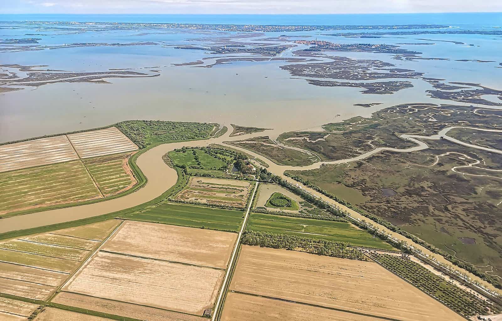 Il Dese che entra nella laguna nord fra campi e barene