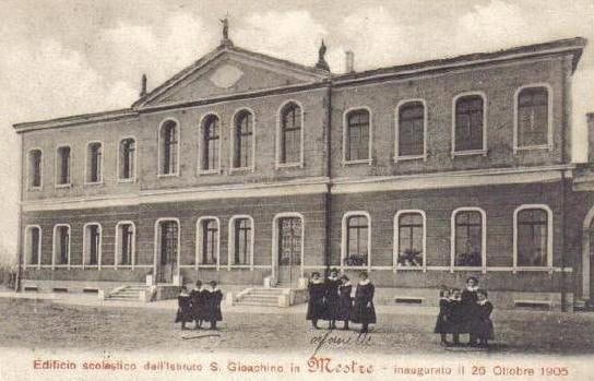 Facciata dell'edificio scolastico dell'Istituto San Gioacchino con alunne e suore davanti all'ingresso