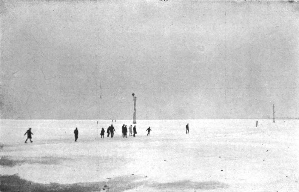 Persone che camminano sulla laguna congelata davanti alle Fondamente Nuove