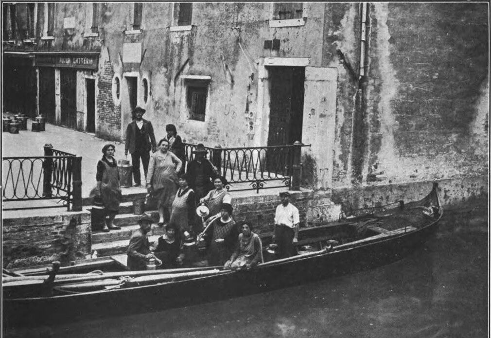 Barche cariche di bidoni del latte a Venezia