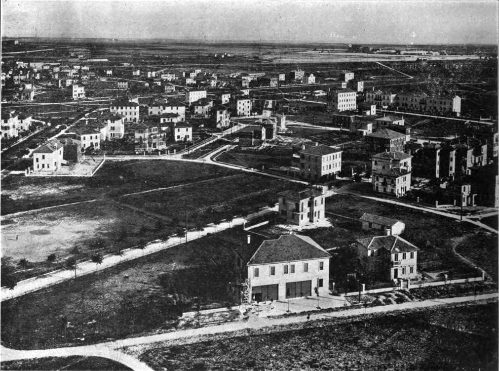 Veduta dall'alto del quartiere urbano di Porto Marghera con villini e strade
