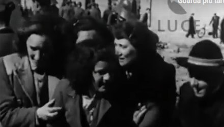 Donne mestrine dopo il bombardamento del 1944 in un fotogramma di un cinegiornale Luce