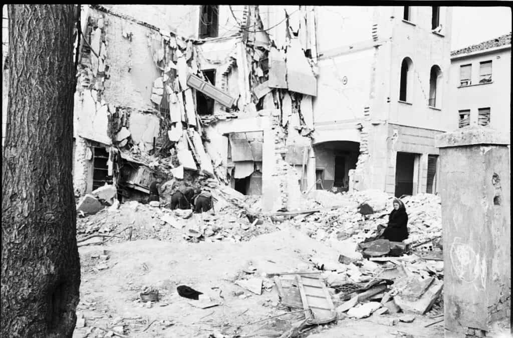 Donne tra le macerie di un palazzo crollato dopo un bombardamento a Mestre nel 1944