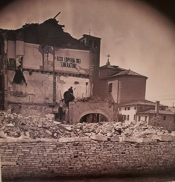Via Poerio a Mestre dopo i bombardamenti, con la scritta Ecco l'opera dei liberatori e il duomo di San Lorenzo sullo sfondo