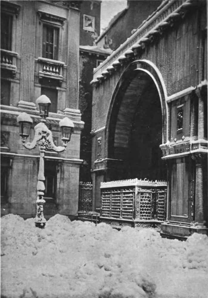 Cumuli di neve nella piazzetta dei Leoncini accanto alla Porta dei Fiori di San Marco, gennaio 1929
