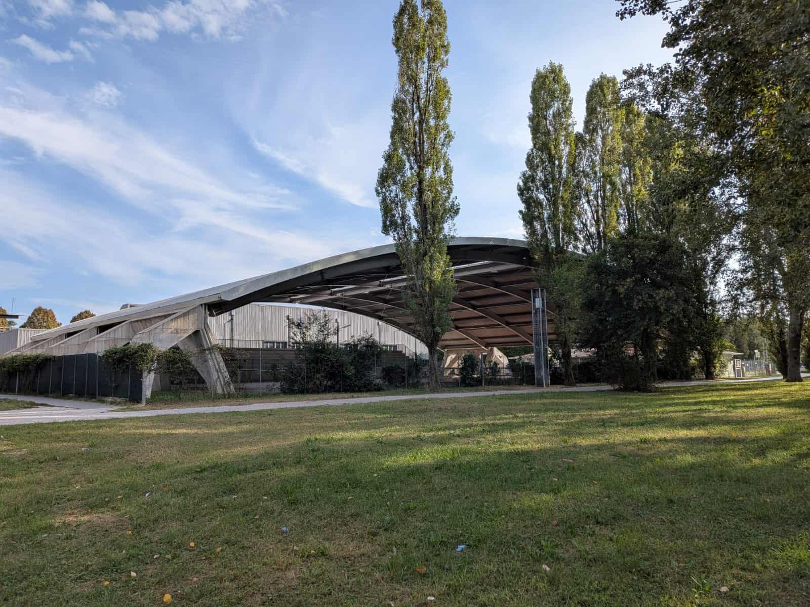 La grande copertura ad arco nel Parco Bissuola