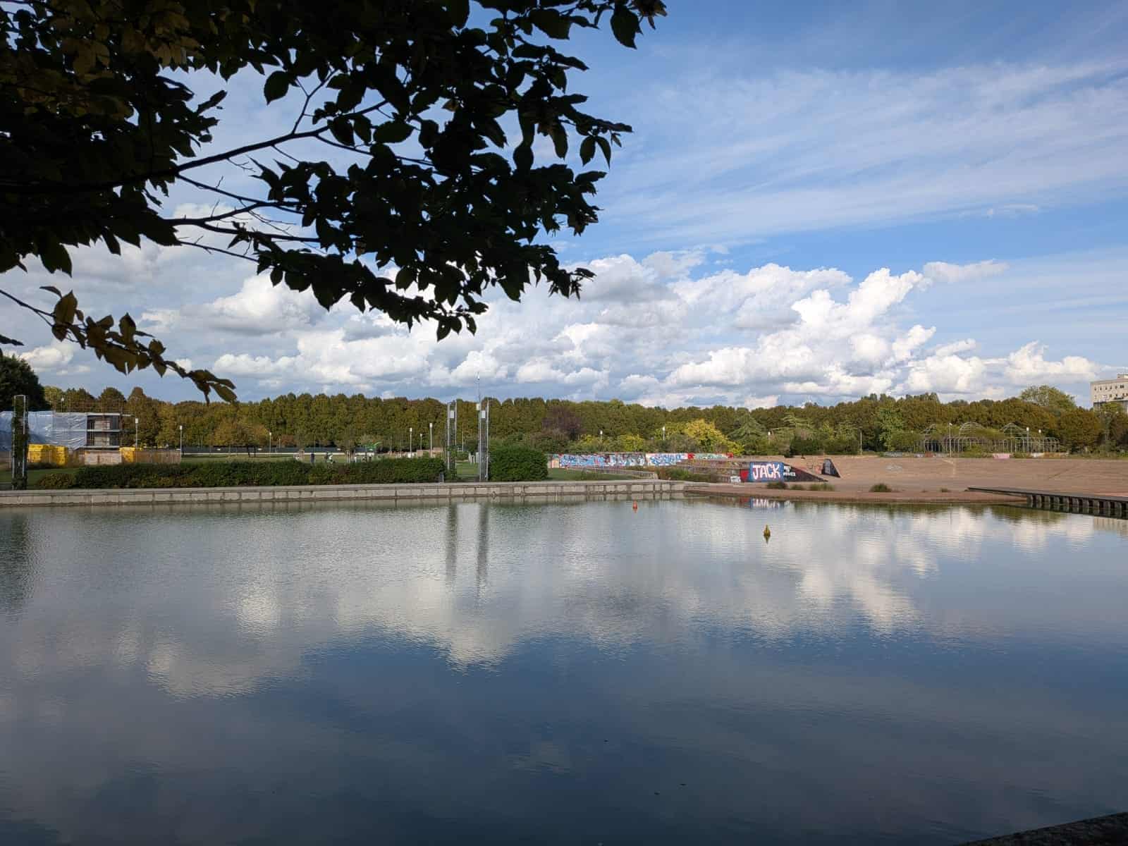 Il laghetto del Parco Bissuola, con l'anfiteatro sullo sfondo
