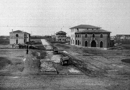Primi edifici del quartiere urbano di Marghera con strade ancora sterrate e carri