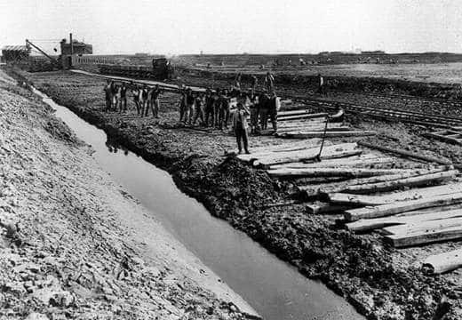 Operai al lavoro nello scavo di un canale del porto di Marghera