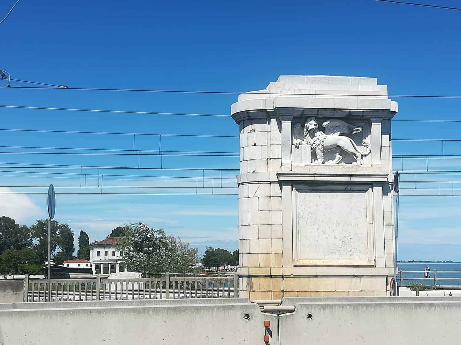 Il pilone d'ingresso del Ponte della Libertà con il leone marciano