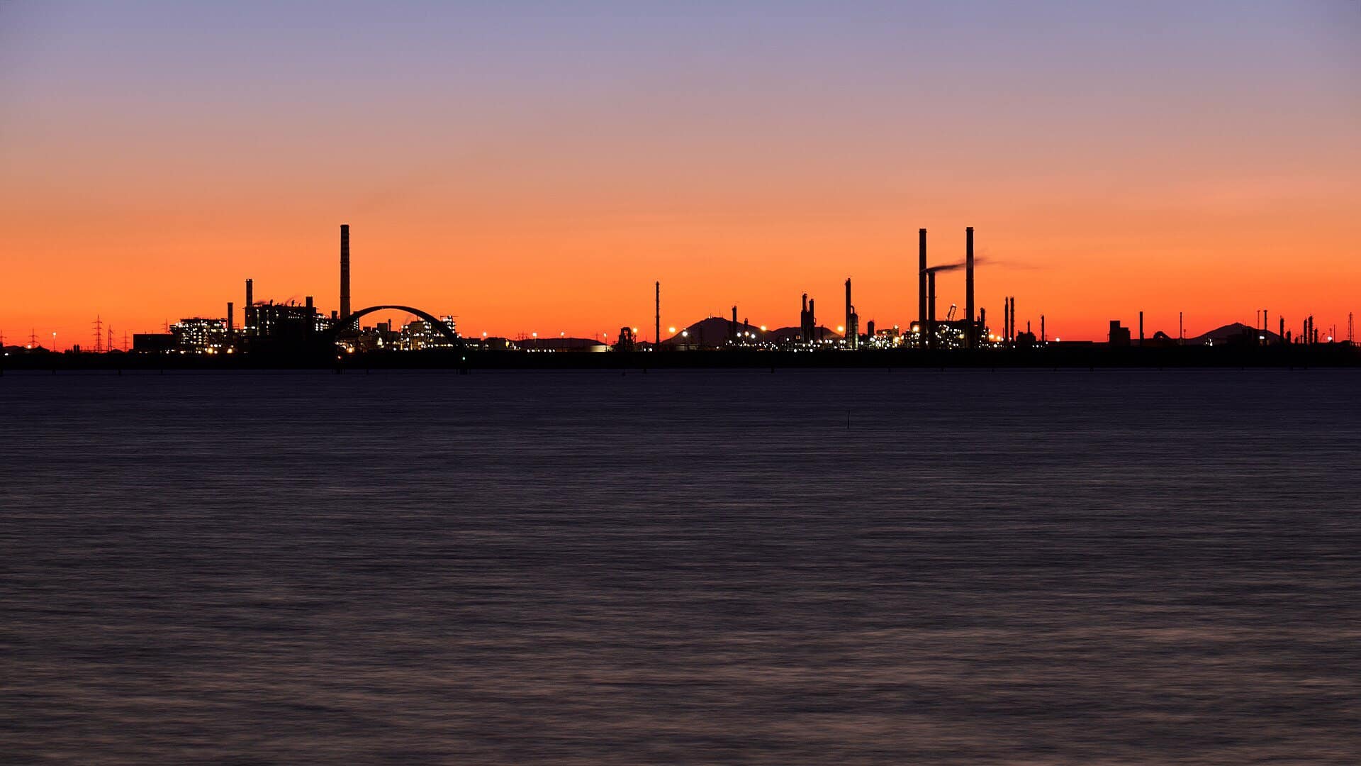 Le ciminiere della zona industriale di Porto Marghera al tramonto, viste dalla laguna