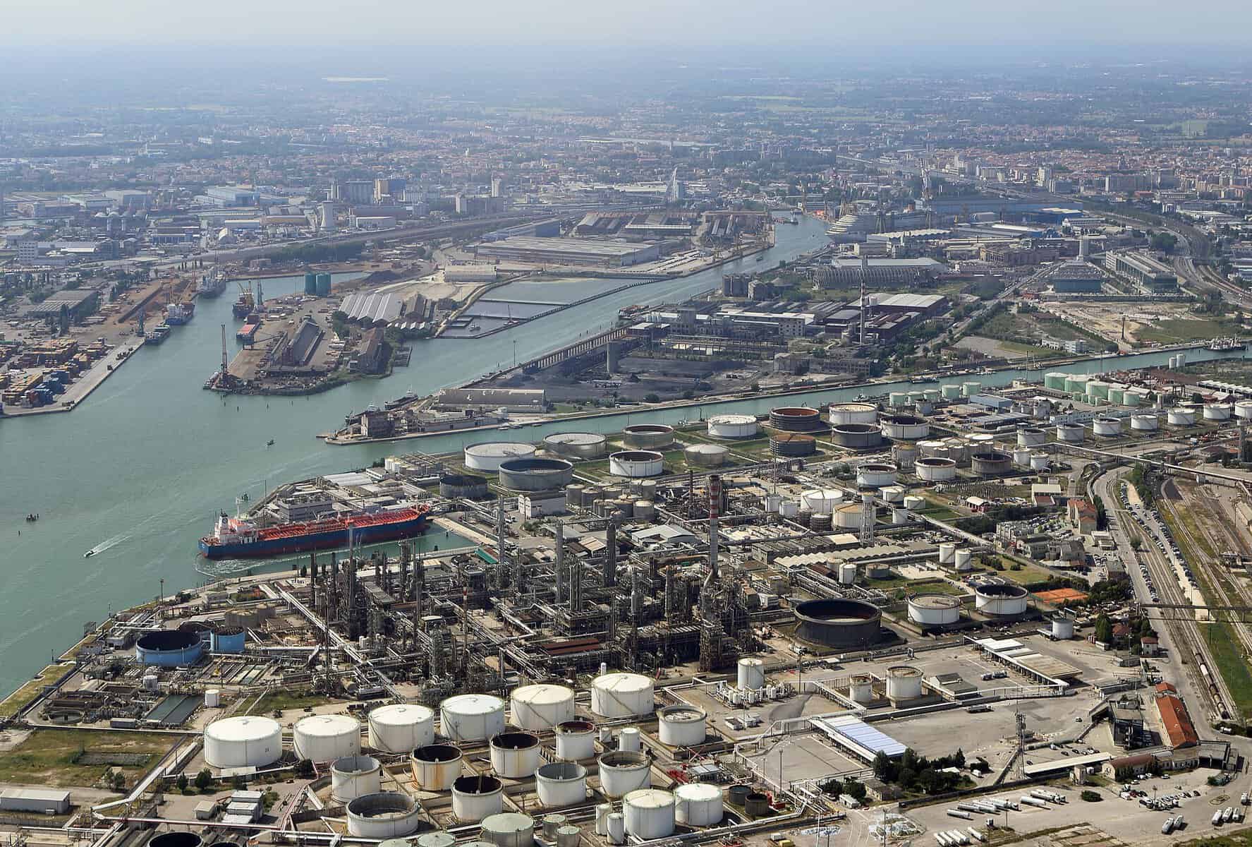 Veduta della zona industriale e portuale di Porto Marghera