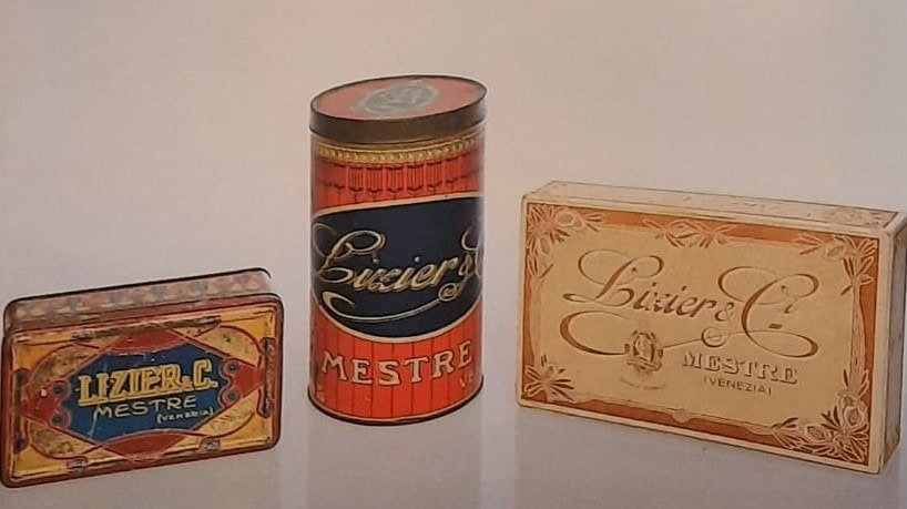 Scatole di latta e di cartone della fabbrica di dolciumi Lizier & C. di Mestre