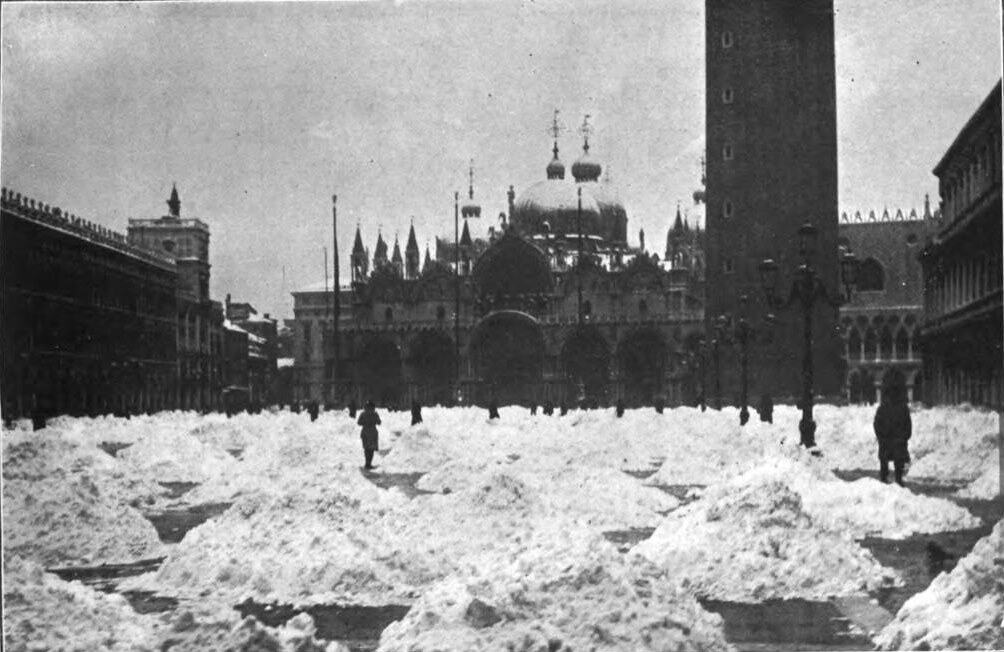 Piazza San Marco coperta di cumuli di neve