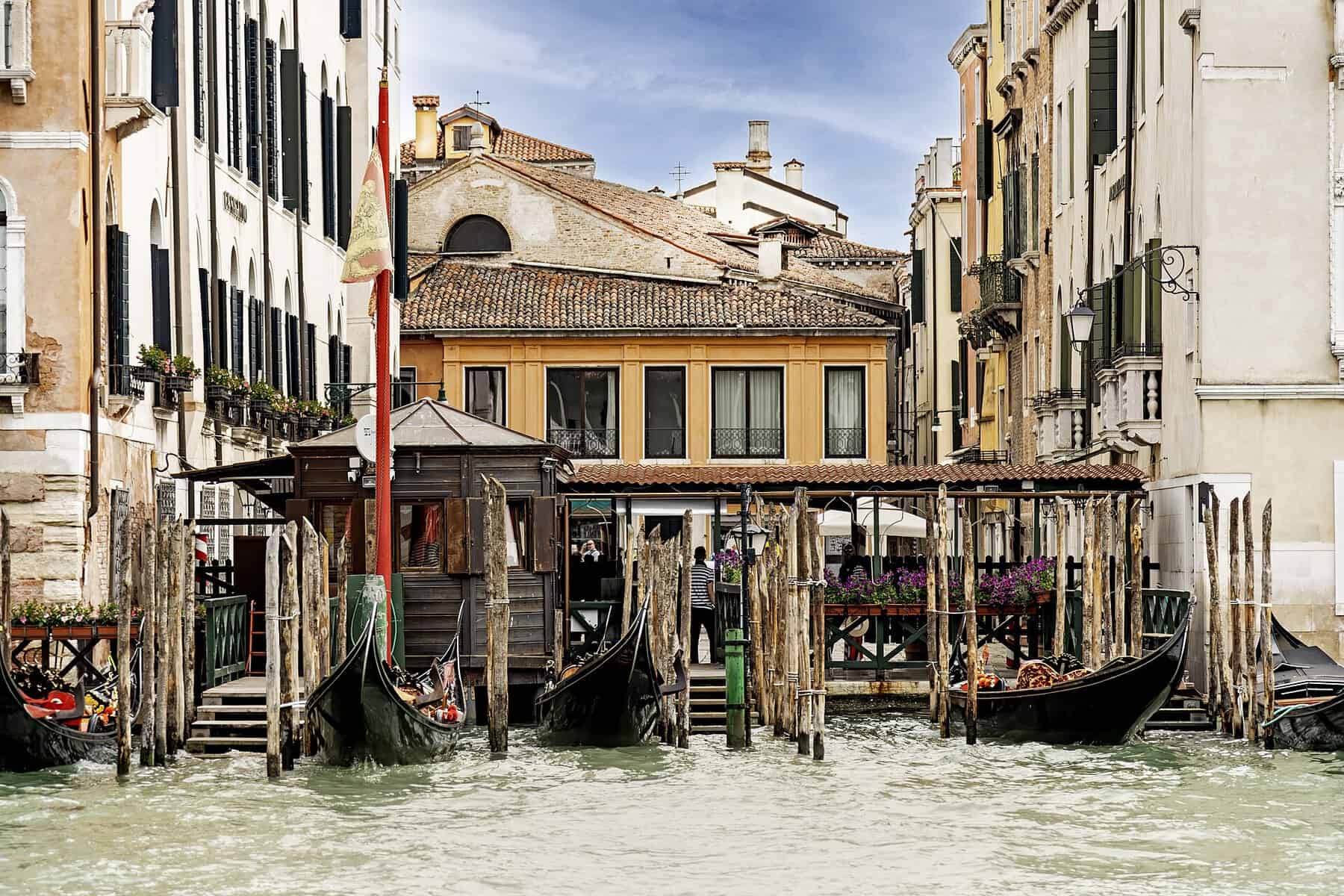 Il traghetto in gondola di Santa Sofia sul Canal Grande, verso la Pescheria